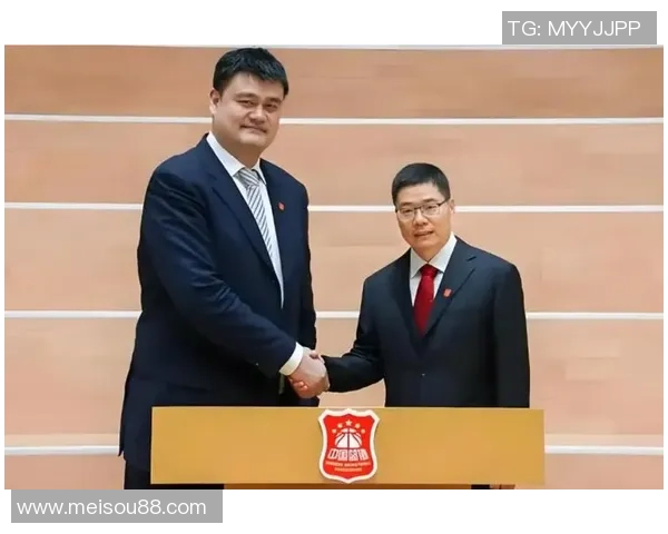 姚明在比赛中因犯规怒吼引发全场关注球迷热议其情绪管理与职业素养