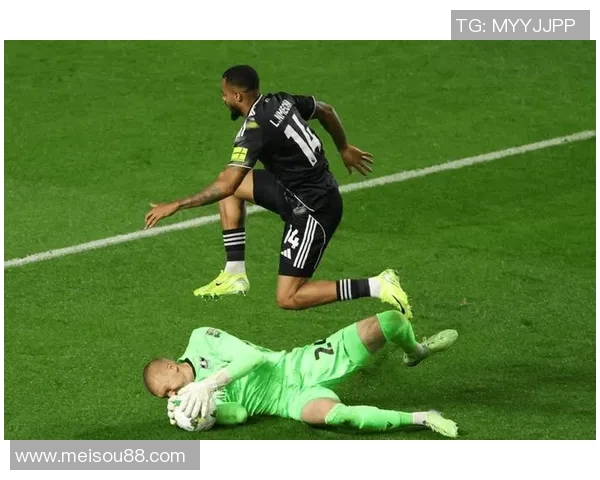 英超激战尤文图斯大胜AC米兰点球大战引发全场狂欢点评