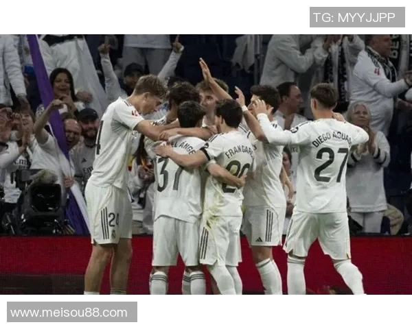 足总杯决赛：皇马狂胜巴萨五球大捷引发全场震动